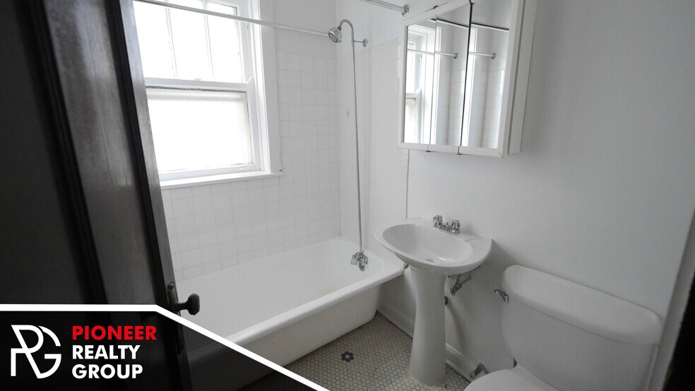 Building Photo - 812 W Waveland Ave