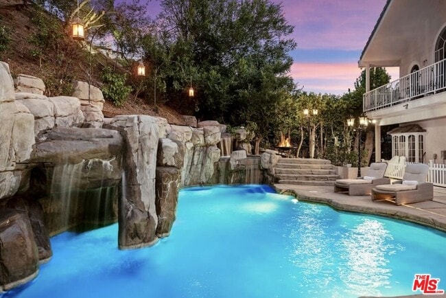 Building Photo - 1174 Coldwater Canyon Dr
