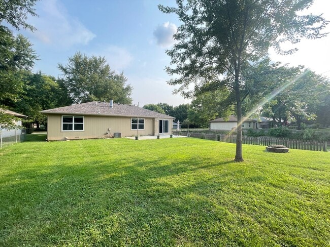 Building Photo - 1441 W Seminole St