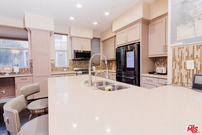 Building Photo - 1245 Wilcox Ave