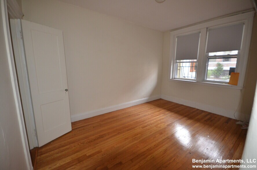 Building Photo - 127 Sutherland Rd