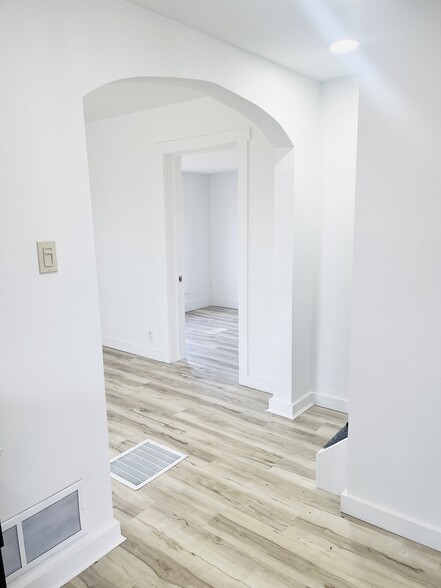 Building Photo - 210 Main St