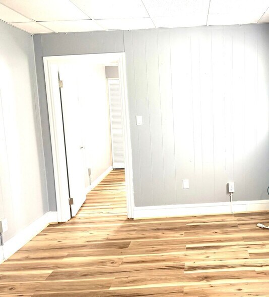 Building Photo - 201 W 5th St