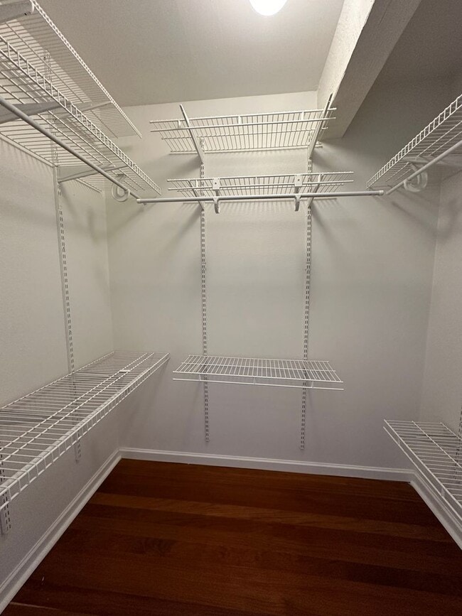 Building Photo - Spacious, Fully Renovated, 3 bedroom 2 bat...