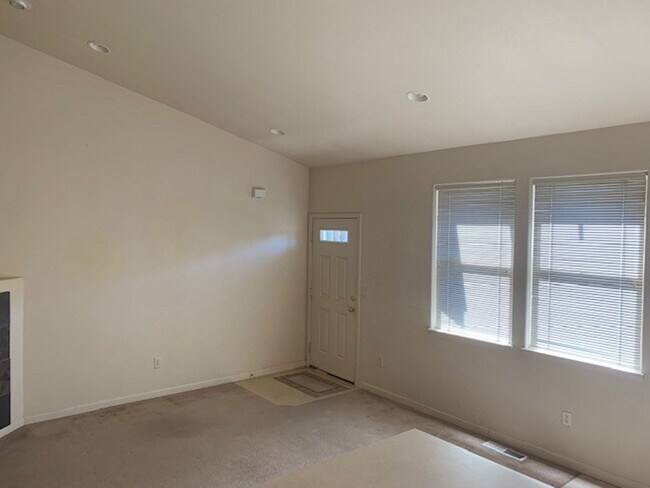 Building Photo - h826