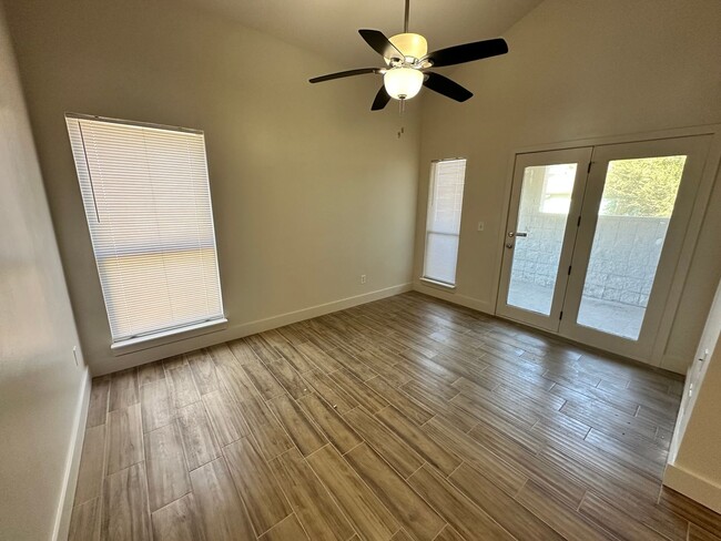 Building Photo - Cute 2 bed 1 bath Condo in Central OKC