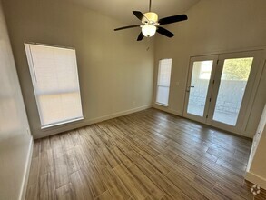 Building Photo - Move -in Special: Cute 2 bed 1 bath Condo ...