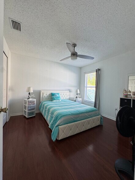 Building Photo - 10 Lloret Pl