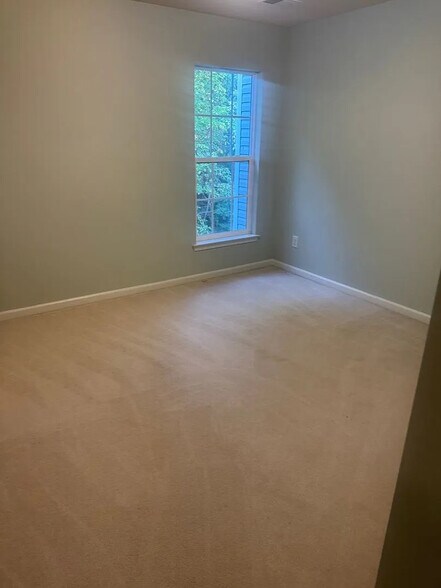 Building Photo - Room in Townhome on Dunford St