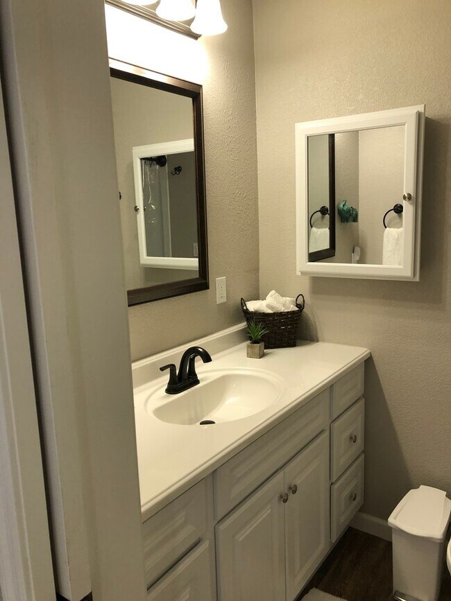 Building Photo - Beauty and Convenience! Remodeled, Fully F...