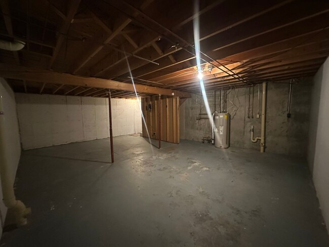 Building Photo - Two Bedroom, One and Half Bathroom Townhom...