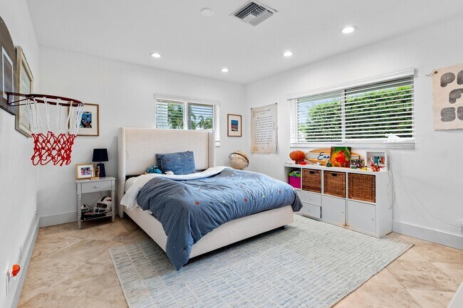 Building Photo - 1332 Tamarind Way