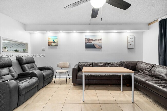 Building Photo - 3670 Inverrary Dr