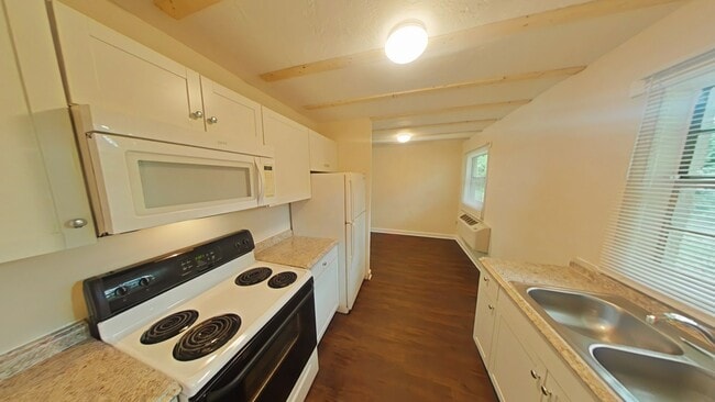 Building Photo - Beautifully Renovated 2/1 - Convenient Loc...