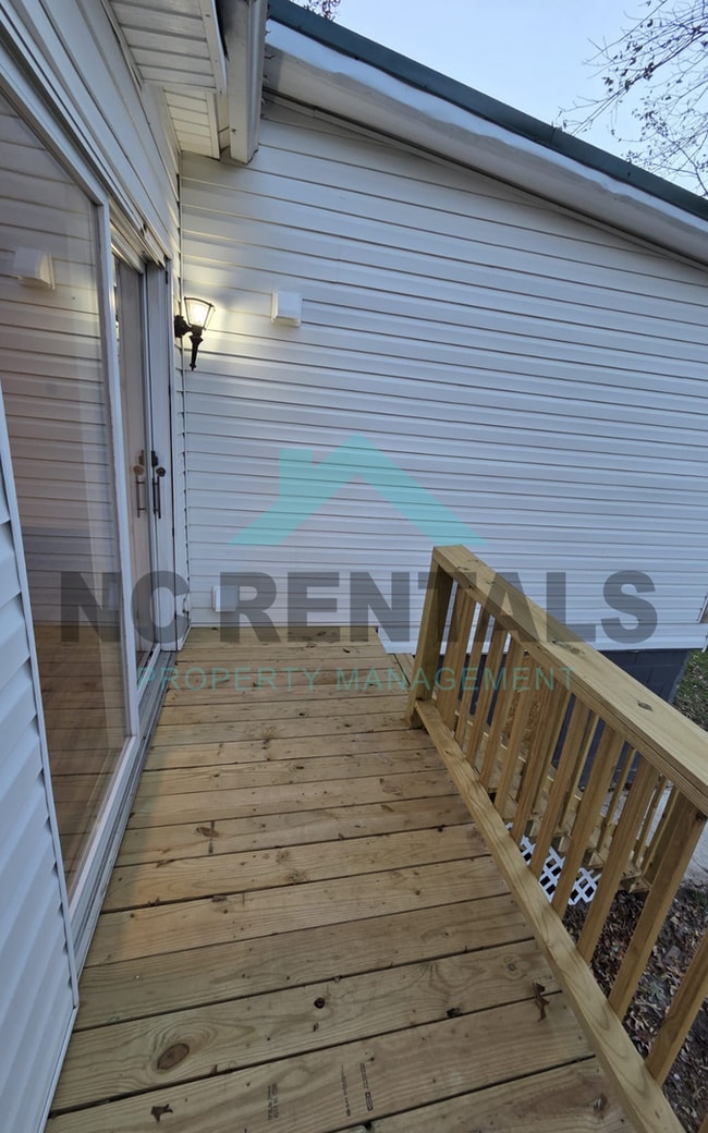 Building Photo - 721 Davis St