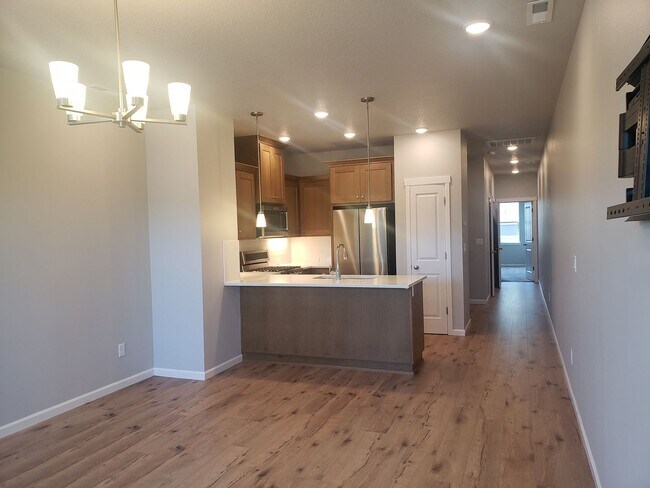 Building Photo - Reed's Crossing 2 bed/2.5 bath Townhome!