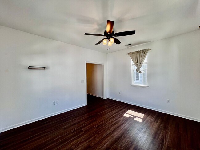 Building Photo - Luxurious 2-Bed Home with Gourmet Kitchen ...