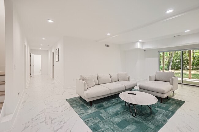 Building Photo - 5285 Mt Vernon Pkwy NW