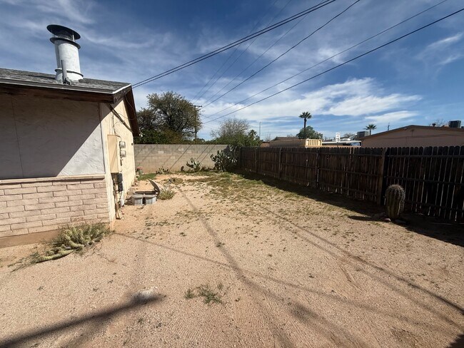 Building Photo - 2510 E Eastland St