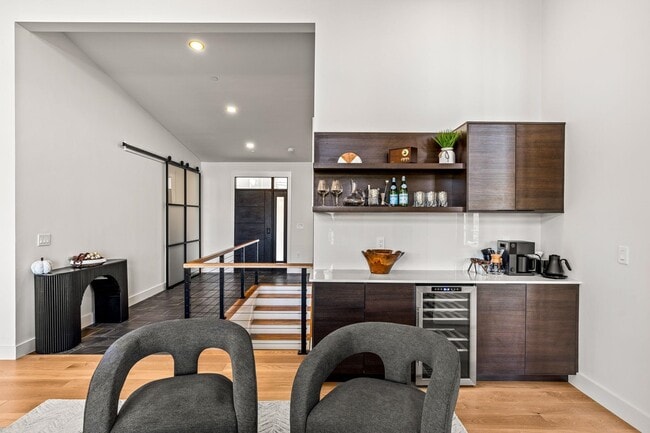 Building Photo - 162 Pond Rd