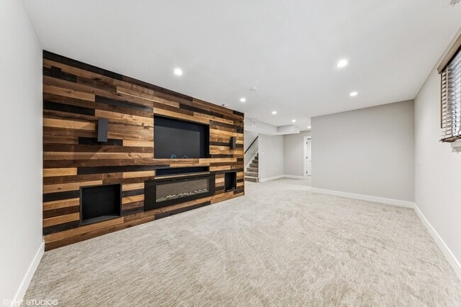 Building Photo - 3125 S Giles Ave