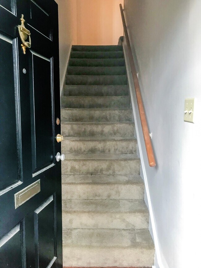 Building Photo - Summerville Townhome with Fully Equipped K...
