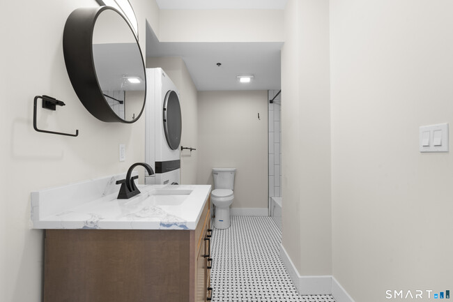 Building Photo - 937 Post Rd