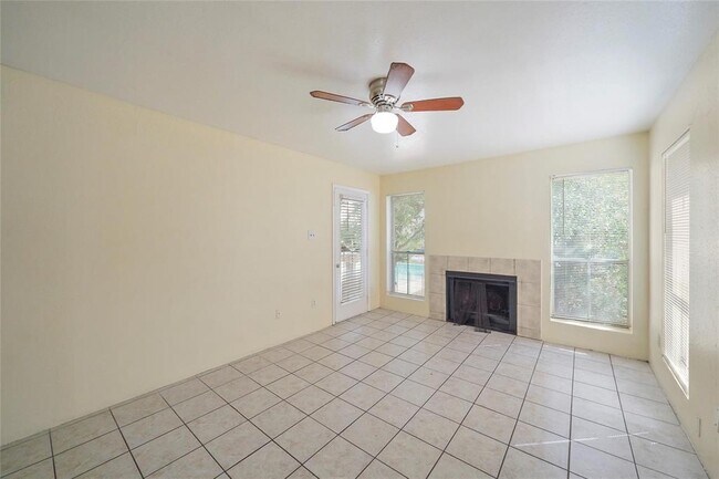 Building Photo - 3900 Woodchase Dr