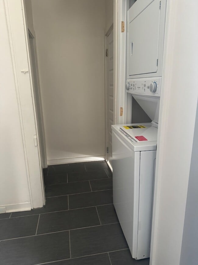 Building Photo - 922 N Roman St