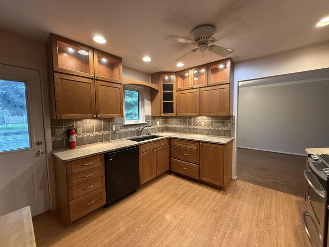 Building Photo - 741 Woods Ct