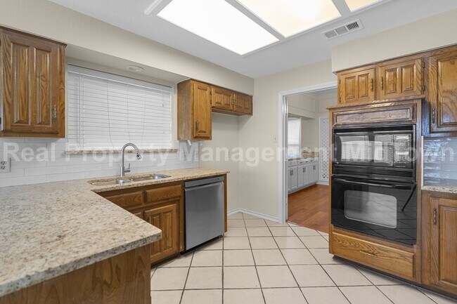 Building Photo - Charming Arlington Home with Spacious Livi...