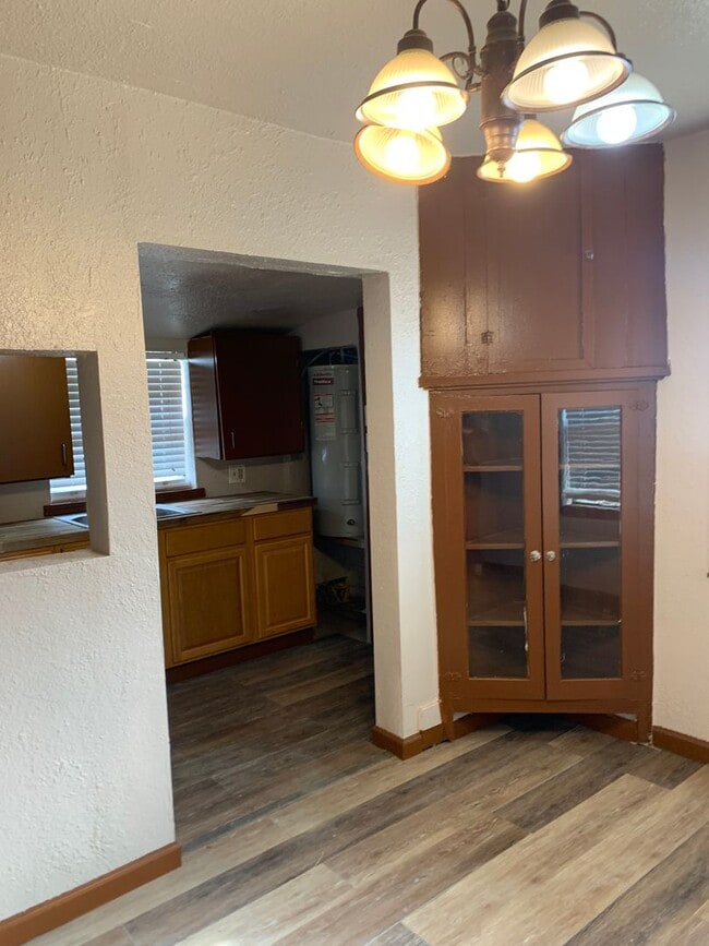 Building Photo - Two Bedroom Home Close to Medical Center