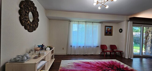 Building Photo - Contemporary Ranch in a beautiful, quiet s...
