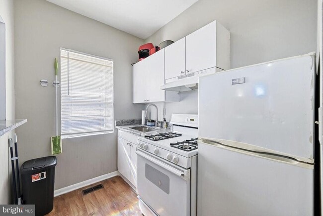 Building Photo - 400 N Rose St