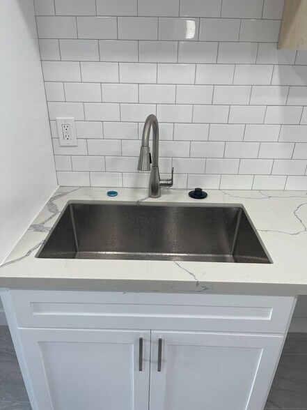 Building Photo - 825 S Bedford St