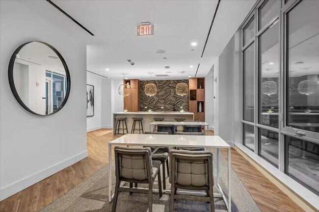 Building Photo - 57 Bank St