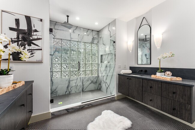 Building Photo - 335 Eureka Dr NE