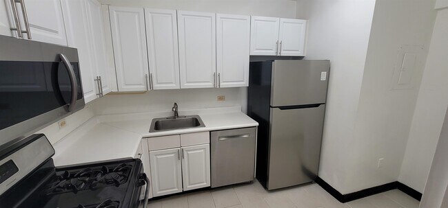 Building Photo - 45 River Dr S