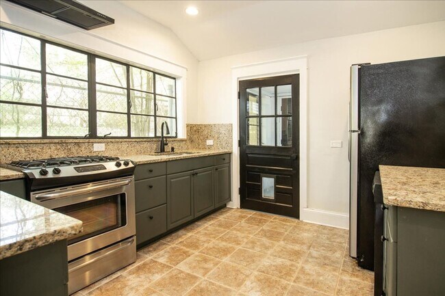 Building Photo - Beautifully Renovated 2/1 in Desirable Gra...