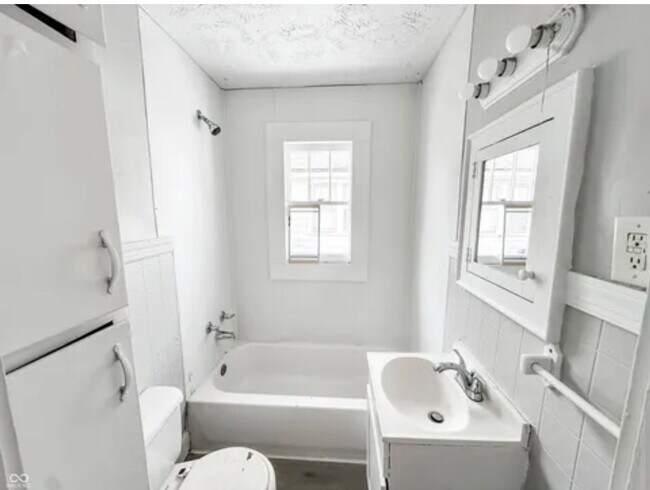 Building Photo - 2 bedroom 1 bath home