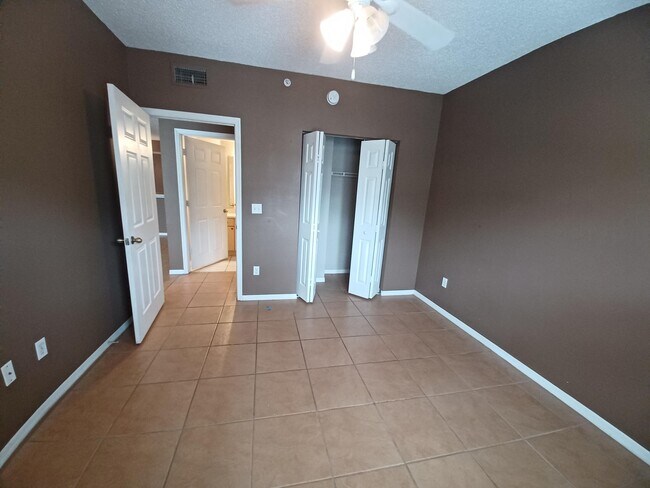 Building Photo - 5016 Lantana Rd