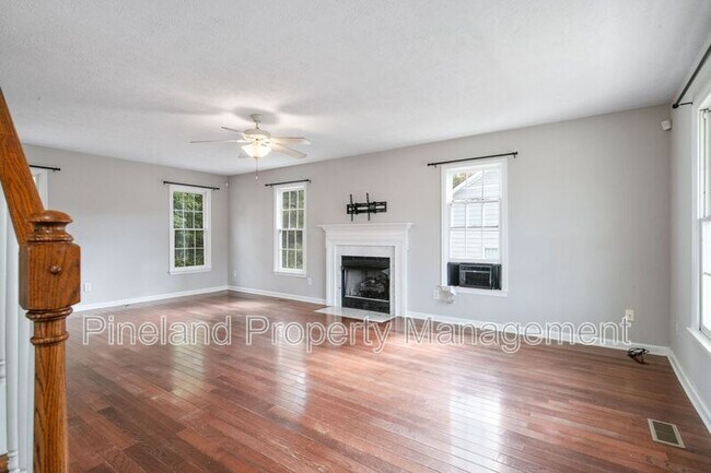 Building Photo - 320 Roundtree Dr