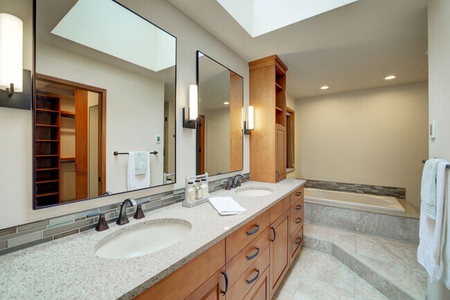 Building Photo - 5bd/3.5ba Bellevue Home