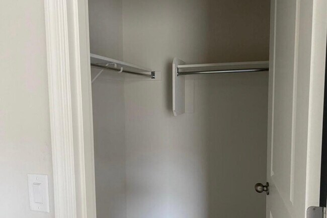 Building Photo - 816 Silvercreek Ln