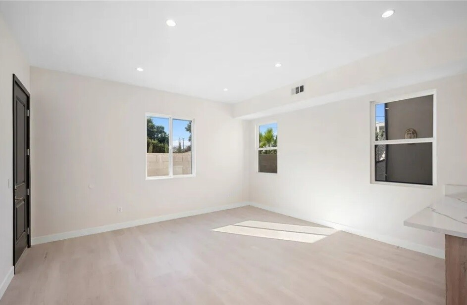 Building Photo - 245 W Linden Ave