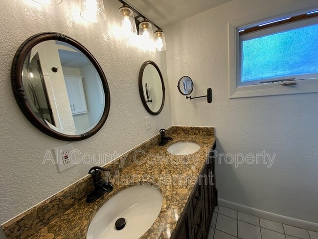 Building Photo - 1514 E Symons St