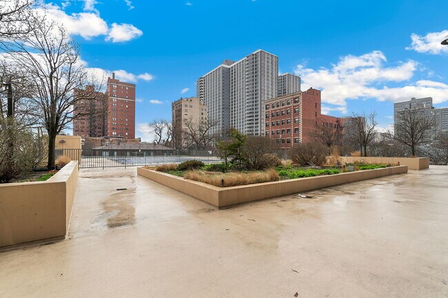 Building Photo - 4343 N Clarendon Ave