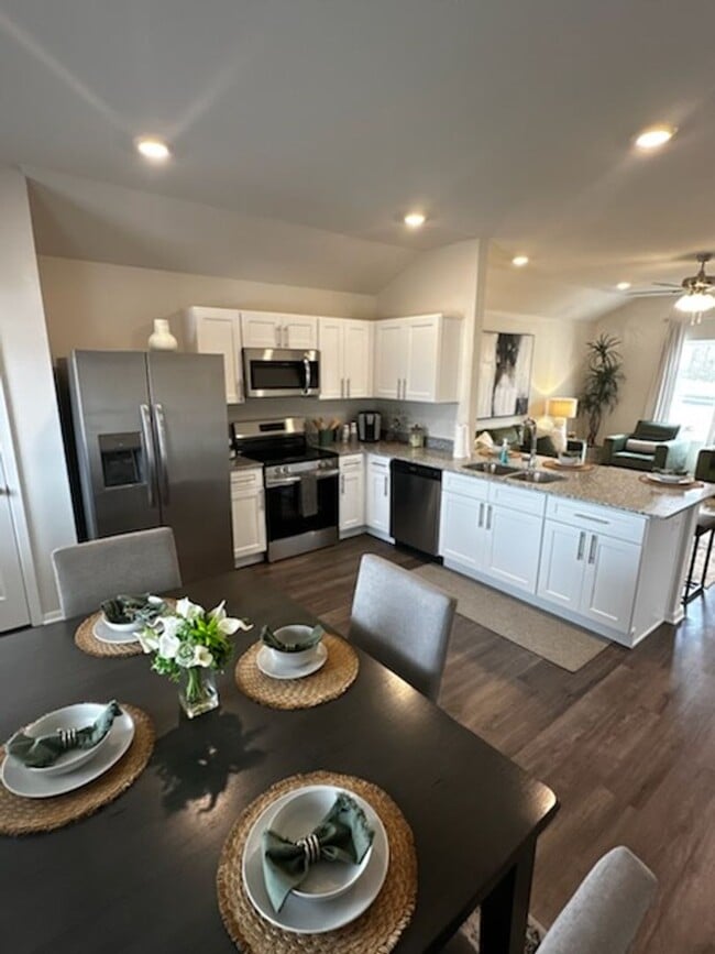 Building Photo - Newer 3-bedroom 2 bath home