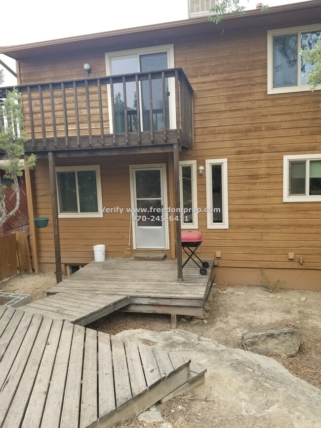 Building Photo - Lots of space in this 3 Bedroom 2.5 Bath Ridges Duplex