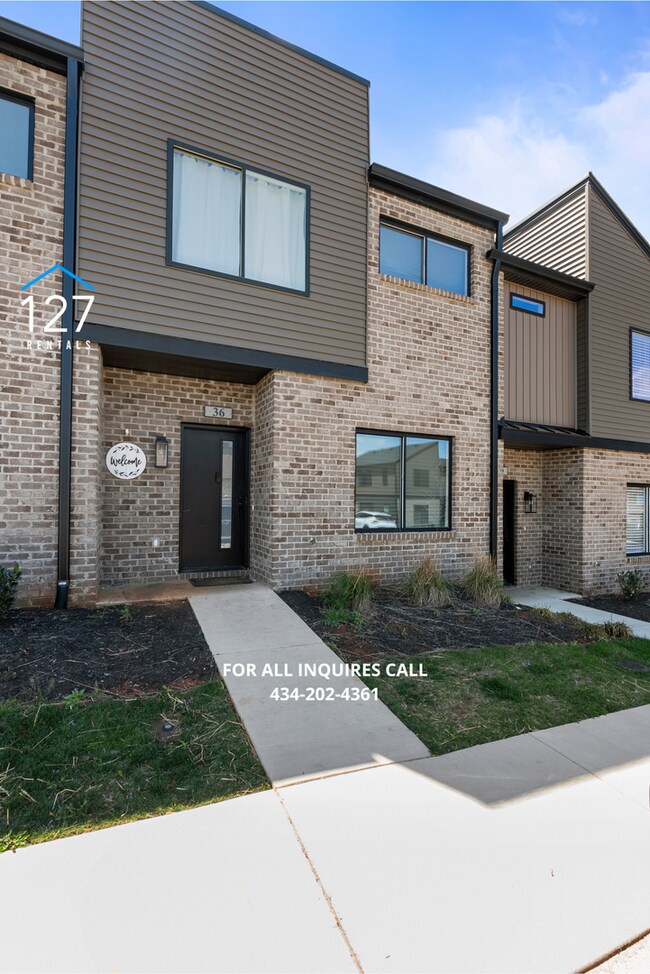 Building Photo - 3BR Townhome – Modern Amenities, Great Location!